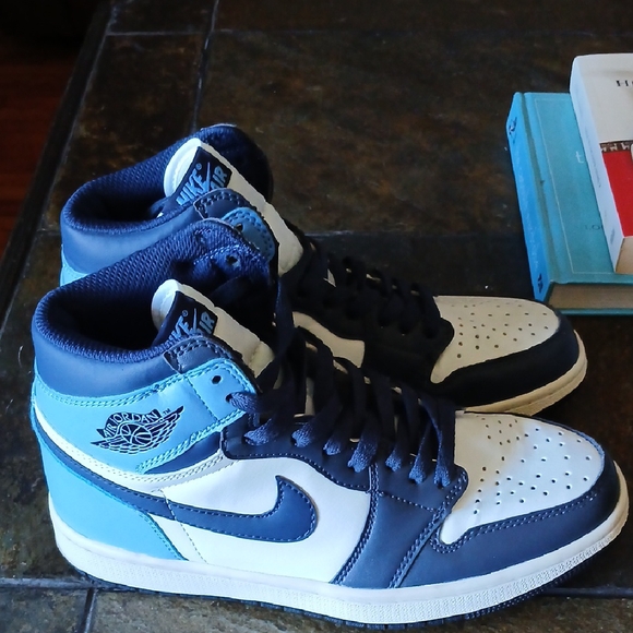 Nike Air High-Tops in Dark Blue and White